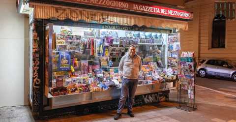 Bari, un profilo social contro la crisi:  la storia di Ciro e della sua "Edicola del ponte"